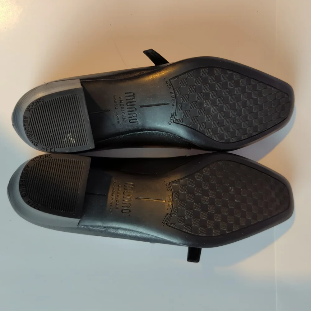 Munro black Mary Jane pumps size 7N (narrow)